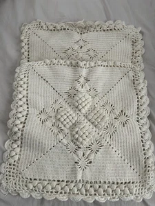 HANDGEHÄKELTES BLUMENMUSTER-SET MIT ZWEI KISSENBEZÜGEN, 16" x 16" - Bild 1 von 6