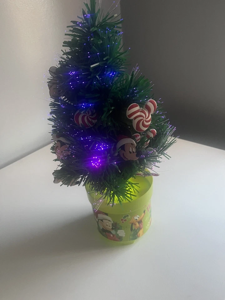 Árbol de Navidad de fibra óptica Mickey Mouse de 18 pulgadas de Disney que cambia de color Foto 1 de 1