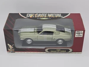 Nuovo - Firma stradale Ford Shelby Mustang GT-500 - verde oliva - scala 1:18 - Foto 1 di 6