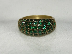 ...HEIDI DAUS...goldfarbener gewölbter Ring mit grünen Kristallen, Größe 10... - Bild 1 von 8