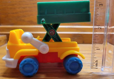 Camión de volteo Playskool vintage de plástico amarillo con elevación verde Foto 1 de 4