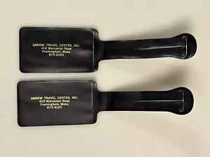 Dos etiquetas de equipaje de plástico vintage Arrow Travel Center Framingham Massachusetts - Imagen 1 de 3