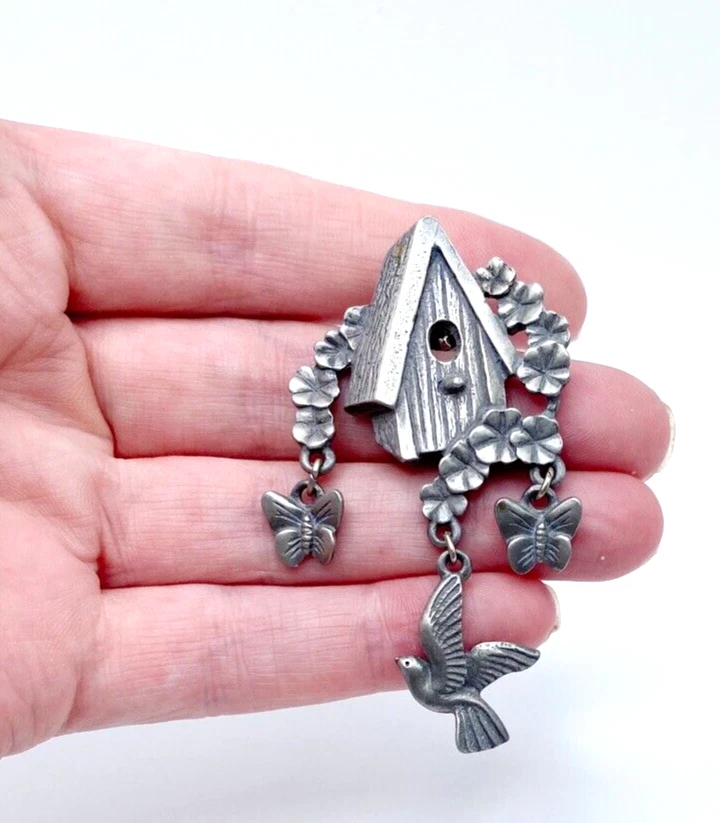 Broche prendedor vintage de peltre para casa de pájaros mariposa pájaro solapa naturaleza articulada 2,5" Foto 1 de 4