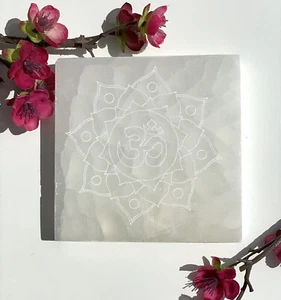 Selenit Quadrat Kristall Stein Ätzdesign (Gravur Namaste OM Ladeplatte) - Bild 1 von 10