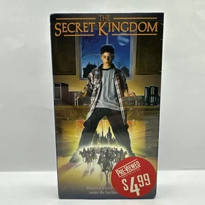 The Secret Kingdom (VHS, 1998) Former Rental Sealed By Blockbuster - Foto 1 di 6