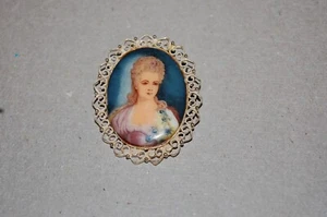 VINTAGE OVAL FEMALE PORCELAIN BROOCH NO MARKINGS OR HALLMARK - Picture 1 of 8