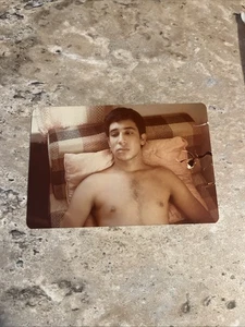 Vintage Foto Hispanic Gay Male Shirtless Hairy Chest LGBTQ Gay Int Plaid Couch - Bild 1 von 2