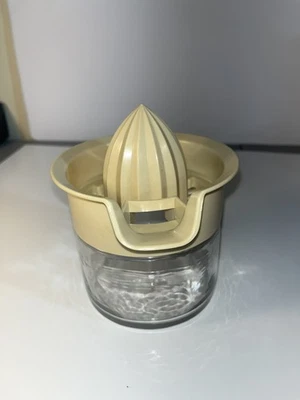Exprimidor de limón vintage tapa de almendras con base de tarro de vidrio Gemco capacidad 12 oz EE. UU. Foto 1 de 4