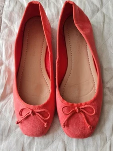 WOMANS CORAL COLOURED BALLERINA PUMPS FROM MARKS AND SPENCER IN A SIZE 5 - Picture 1 of 6