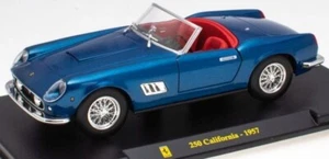 FERRARI - 250 CALIFORNIA AUTO - 1957 - MASSSTAB 1:24 - INKL. ANSTELLSTÄNDER/KOFFER - Bild 1 von 6