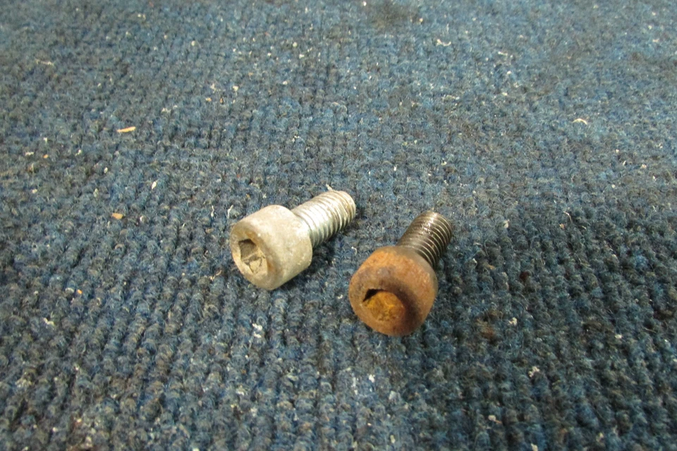 OEM DUCATI INDIANA 650 350 1987 87 SOPORTE MOTOR DERECHO HERRAJES DE MONTAJE Foto 1 de 1