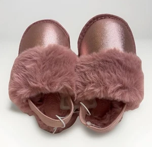 🐾 Cat & Jack Girls Pink Fuzzy Slippers Size 5/6 – Faux Fur Cozy House Shoes - Picture 1 of 3