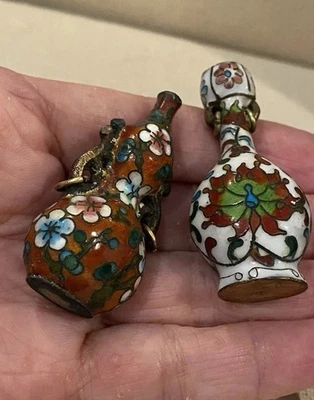 Dos botellas de tabaco miniatura florales esmaltadas doradas chinas vintage Foto 1 de 4