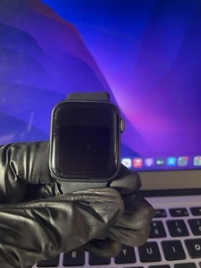 Apple Watch Series 4 40 mm Space Gray Aluminum Case with Black Sport Band (GPS) - Zdjęcie 1 z 4