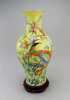 Magnífico florero chino con flores de pájaro fénix Liuyeping marca Yongzheng amarillo Foto 1 de 4