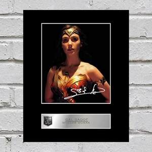 Gal Gadot, Wonder Woman Signed Mounted Photo Display Justice League - Picture 1 of 1