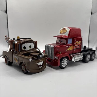 Auriculares Mater & Mack Hauler 1:43 Disney Pixar Cars Disney Store Diecast Team 95 Foto 1 de 4