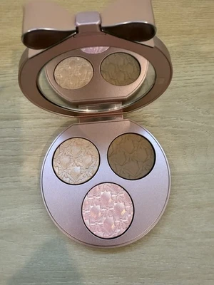 Mac Effervescence Extra Dimension Face Compact LIGHT - Size 0.29 Oz. / 8.4 g - Image 1 of 3