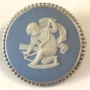 ❤️JASPERWARE ANTIGUO DE MADERA DE CUÑA ~ CAMEO CUPIDO QUERUBÍN ~ BROCHE PLATEADO ~ COMO NUEVO❤️ - Imagen 1 de 6