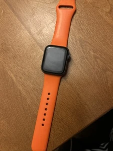 Apple Watch Series 4 - Photo 1 sur 2