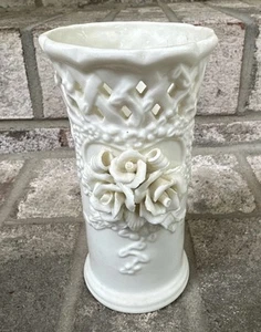 Vintage 5.25 Inch Tall Off-White Ceramic Vase with Figural Flowers - Pre-owned - Picture 1 of 11