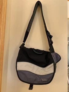 Bandolera bandolera para portátil L L Bean de nailon negra/beige y gris.  - Imagen 1 de 24