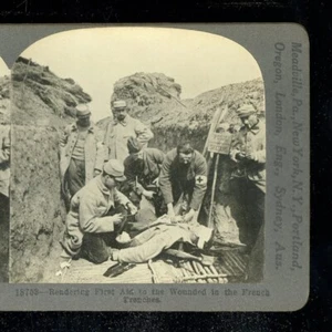 Antike Stereoview-Karte 1. Weltkrieg 3D Rotes Kreuz Erste Hilfe leisten in den französischen Schützengräben - Bild 1 von 3