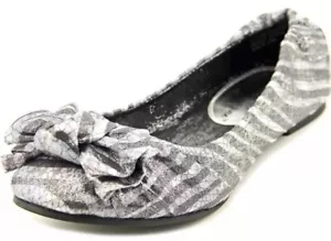 Sarah Jayne Cindy Girls Round Toe Canvas Silver Ballet Shoe Size 7 - Picture 1 of 3