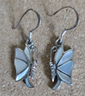 Pendientes colgantes mariposa de plata de ley y madreperla Foto 1 de 2