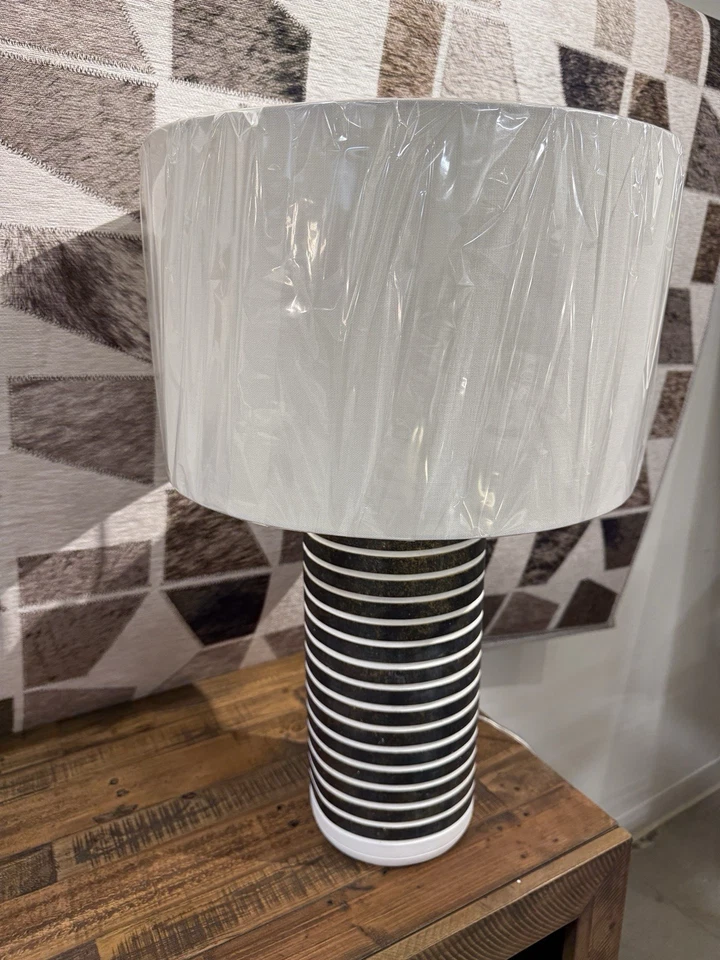 Abajur de mesa Bassett espelho Makalu marrom/ouro/branco poliresina novo! 16”x16”x27”H - Imagem 1 de 4