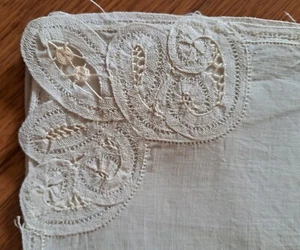 SET OF 3 VINTAGE CREAM WOVEN CLOTH NAPKINS SCALLOPED EDGE EYELET - Picture 1 of 2