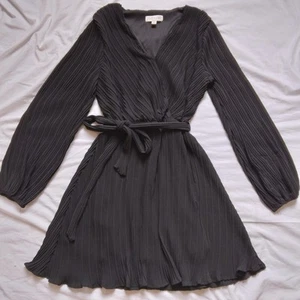 She & Sky Sky Pleated Dress Black Belted Faux Wrap Ruffle Womens Size Medium - Picture 1 of 16