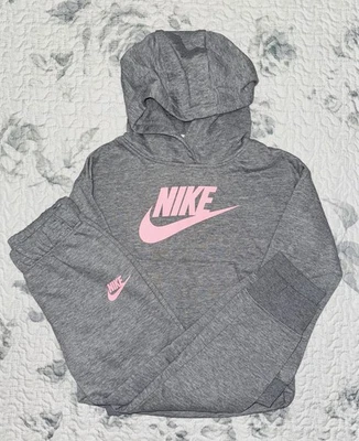 Conjunto de sudadera con capucha y joggers Nike gris/rosa para niñas pequeñas talla/6 Foto 1 de 4