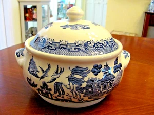 VINTAGE 'CHURCHILL' ENGLAND BLUE & WHITE WILLOW 2 HANDLE CASSEROLE LIDDED DISH - Picture 1 of 12