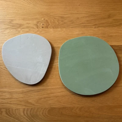 Expositor de pared con forma de guijarro de corcho, juego de 2, verde y gris Foto 1 de 4