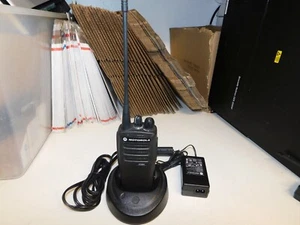 MOTOROLA CP200D AAH01QDC9JC2AN UHF 403-470MHZ 2-WAY RADIO W/BAT/CHRG *READ DESCR - Photo 1/7