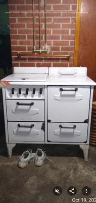 Estufa de gas Magic Chef de 1930 funciona bien, ha estado en casa de mamá desde que fue comprada Foto 1 de 4