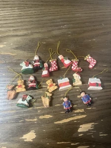 "Juego De Colección De 18 Adornos Toyland Mini Árbol De Navidad Decoración Pintado A Mano .75""" - Imagen 1 de 4