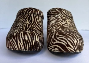 Dansko Zebramuster Clog Pantolette Plateau Slipper Damen Größe 39 US 8,5 Braun Schwarz - Bild 1 von 9