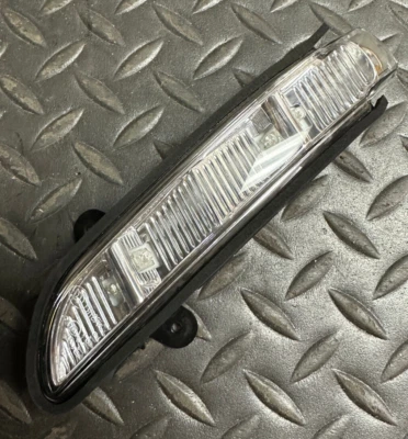 Mercedes-Benz Left Signal Lamp - 219-820-05-21 - For Mercedes-Benz E350 & Others - Image 1 of 4