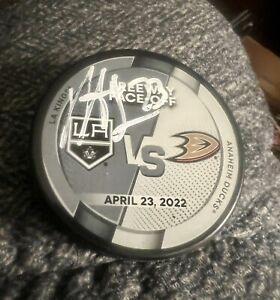 Los Angeles Kings SIGNED Dustin Brown game used official warm up puck