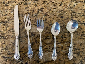 AMSTON CHAMPLAIN STERLING SILVER SET FOR 8 WITH 5 PIECES PER SETTING TOTAL 40 PC - Picture 1 of 4