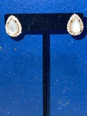 Centro de ópalo sintético lágrima tono dorado Kate Spade NY de segunda mano con circonitas transparentes Foto 1 de 4