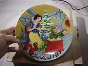 PLATO DE COLECCIÓN DISNEY"" BLANCO NIEVE SORPRESA "" PLATO DE NAVIDAD 1987 - Imagen 1 de 3