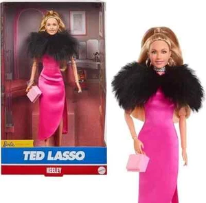 Barbie Signature Puppe, Keeley Jones von Ted Lasso trägt rosa Kleid Neu im Karton, NEU. - Bild 1 von 7