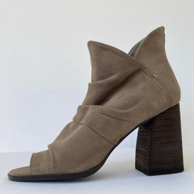 Botín de gamuza holgado Tahari 'Devina' en color topo talla 8M Foto 1 de 4