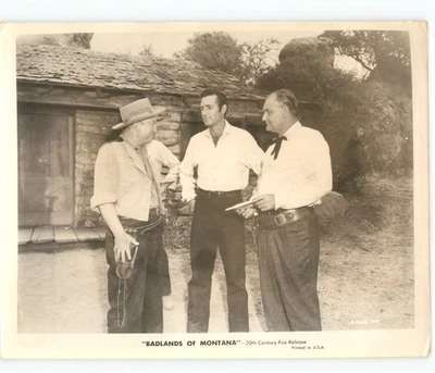 Foto de prensa 1957 del actor de Hollywood REX RAZON en película 'Badlands of Montana' Foto 1 de 2