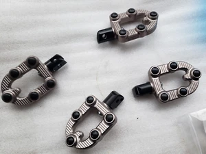 Estriberas Billet Arlen Ness Titanium MX para Harley Softails 2018-2025 - Imagen 1 de 4