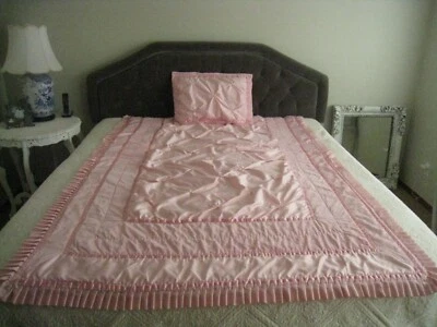 CIRCO ~ NIÑAS TERCIOPELO ROSA, SATÉN, CON VOLANTES, CEÑIDO CON UNA COLCHA ROSA CON CUENTAS CON FUNDA Foto 1 de 4