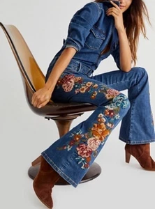 Free People Driftwood bestickt Denim Overall Medium Wash ausgestelltes Bein Gr. L Neu mit Etikett - Bild 1 von 11